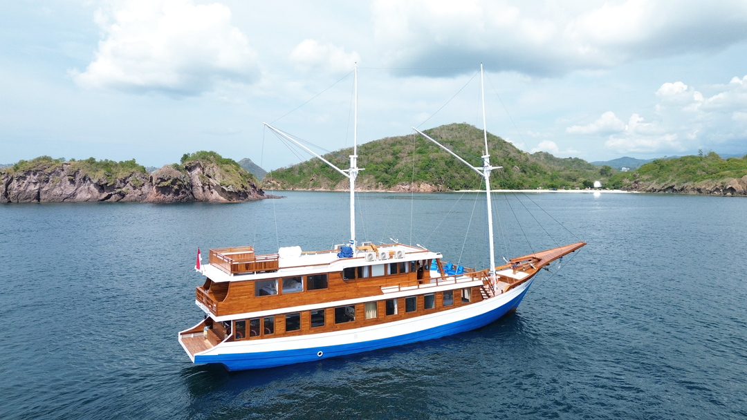 Open Trip 3D2N by Arfisyana 2 Deluxe Phinisi - Komodo Sharing Tours