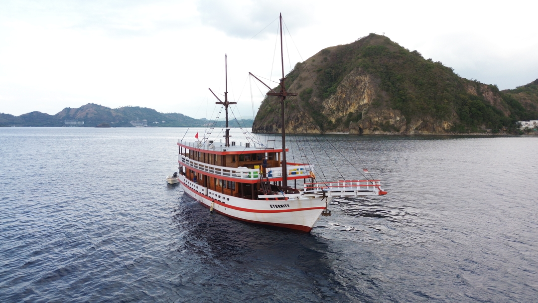 Komodo 3 Days 2 Nights by Eternity Deluxe Phinisi - Komodo Sharing Tours