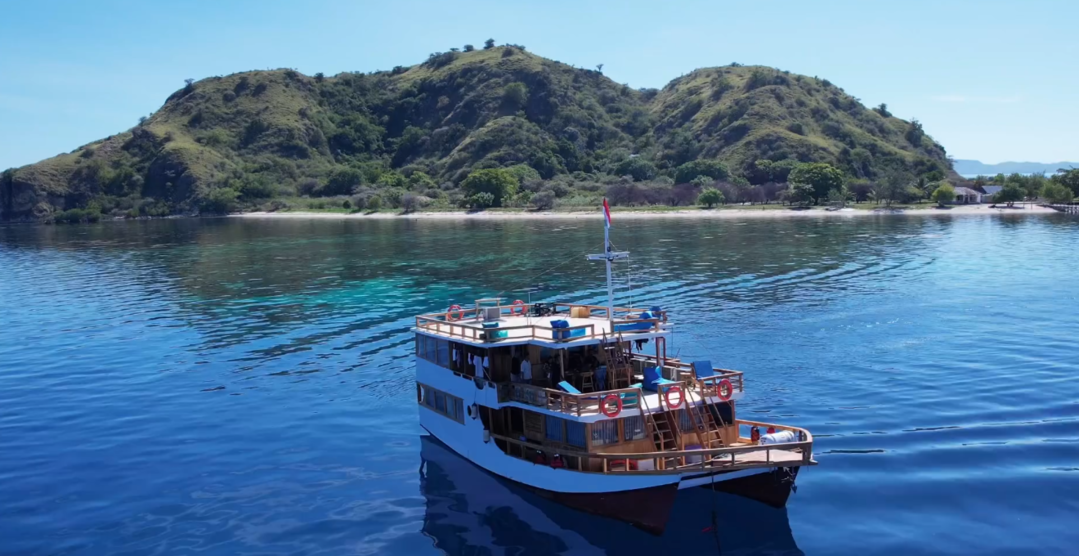 Komodo 3 Days 2 Nights by Gamala Deluxe Phinisi - Komodo Sharing Tours