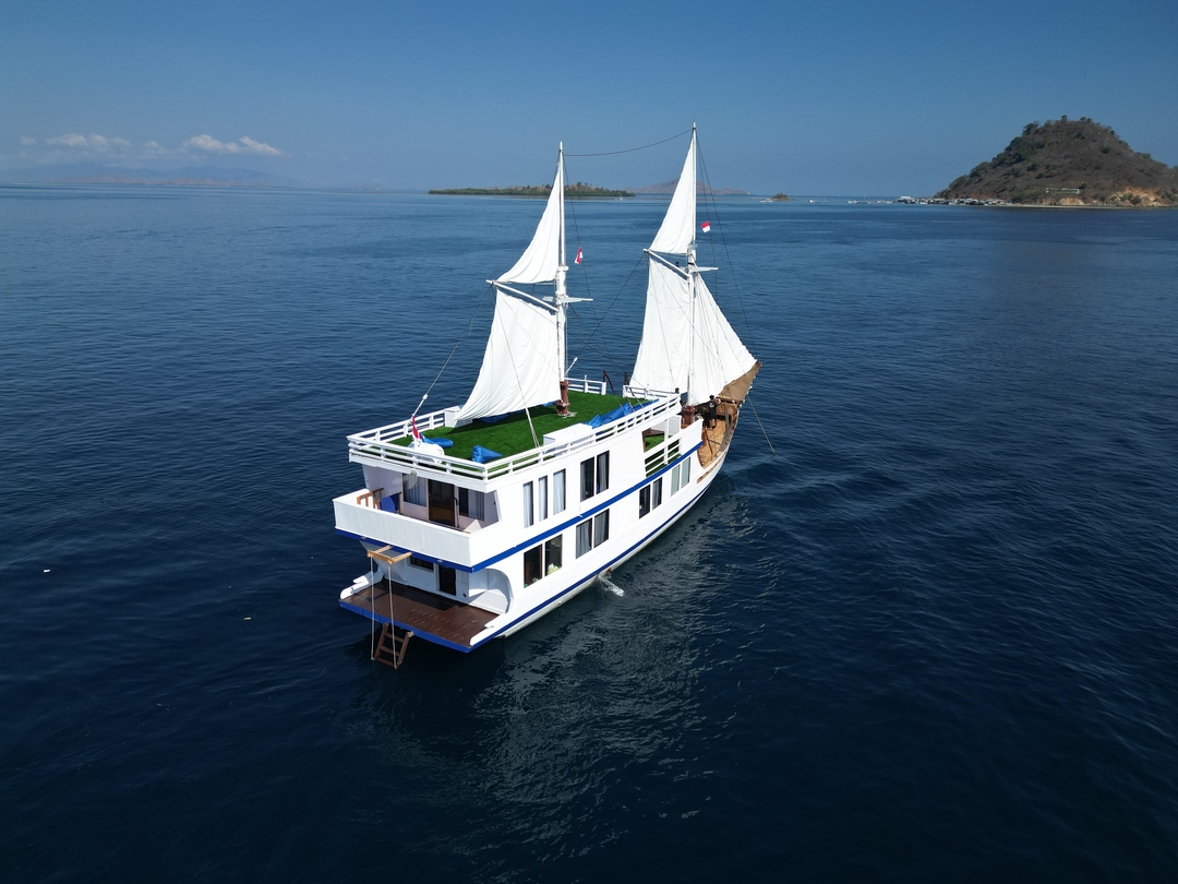 Private Trip by Invictus Deluxe Phinisi - Komodo Boat Charter