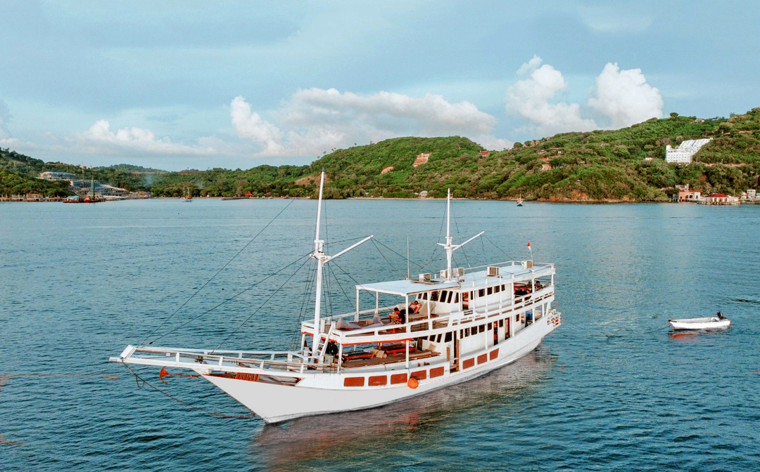 Private Trip by King Cirox Superior Phinisi - Komodo Boat Charter