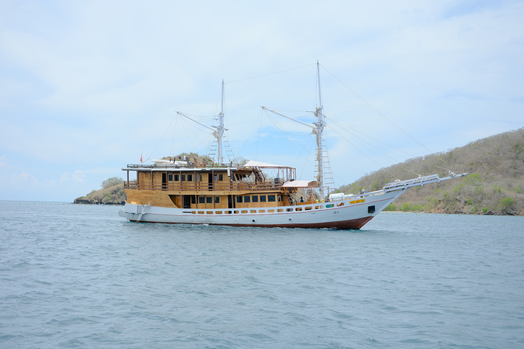 Private Trip by My Moon Superior Phinisi - Komodo Boat Charter