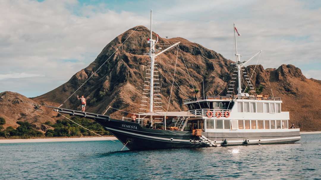 Komodo Private by Semesta Luxury Phinisi - Komodo Boat Charter