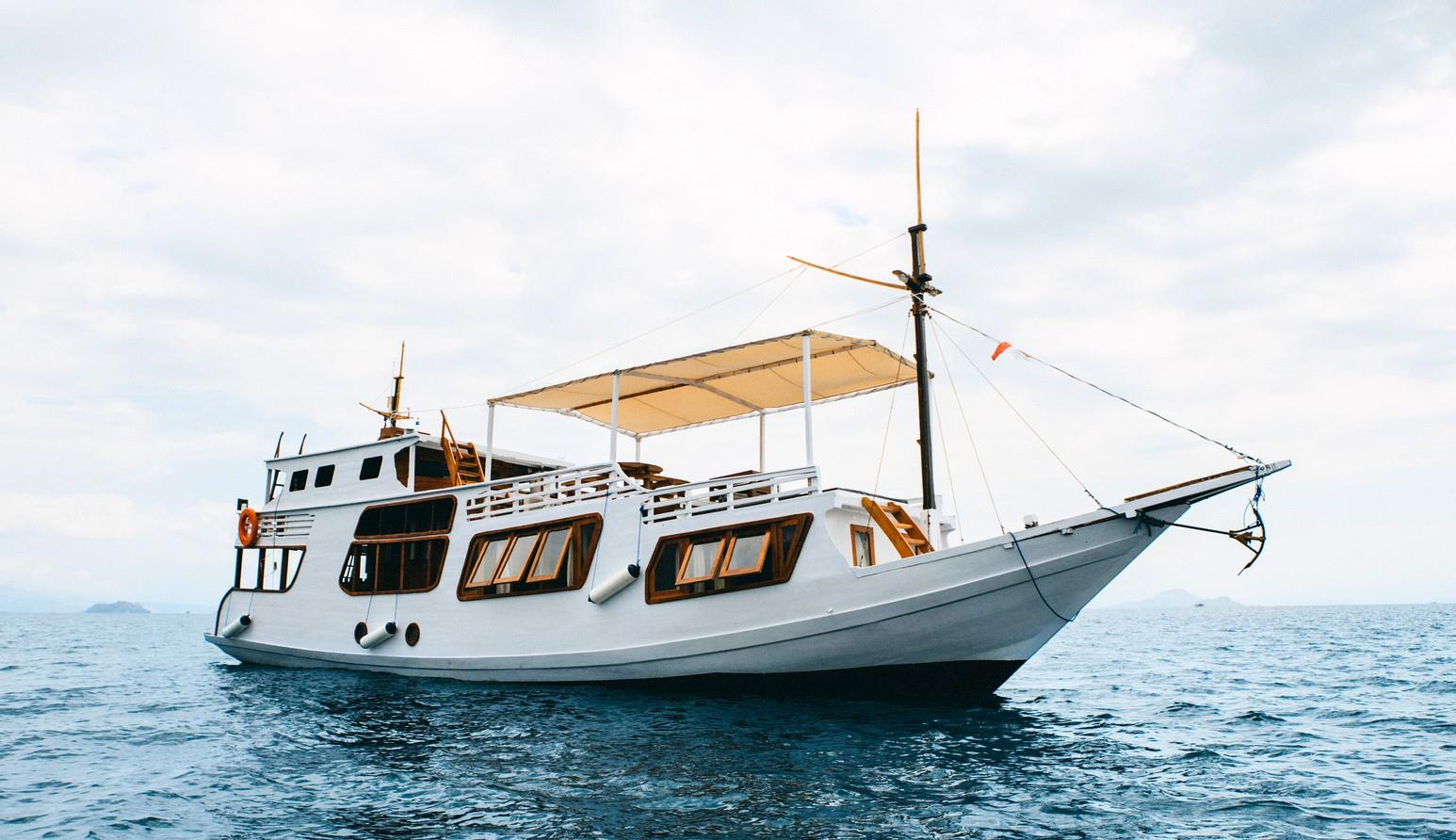 Private trip by White Pearl 2 Superior Phinisi - Komodo Boat Charter