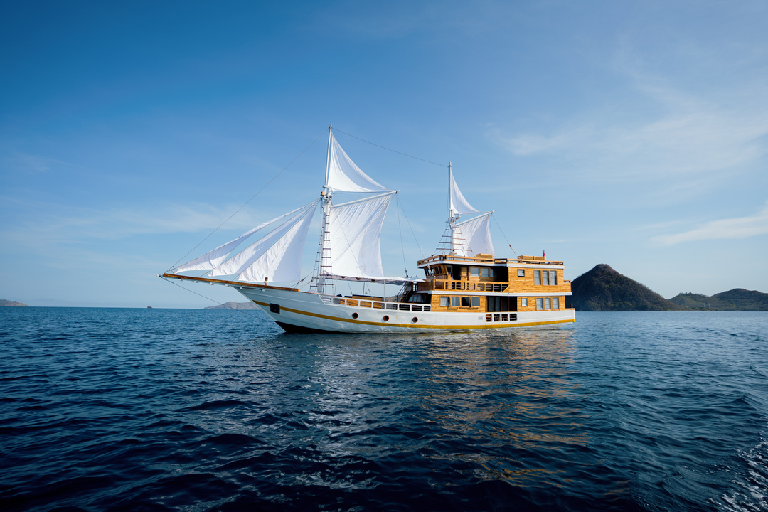 Komodo Private Trip by Barakati Cruises Deluxe Phinisi - Komodo Boat Charter